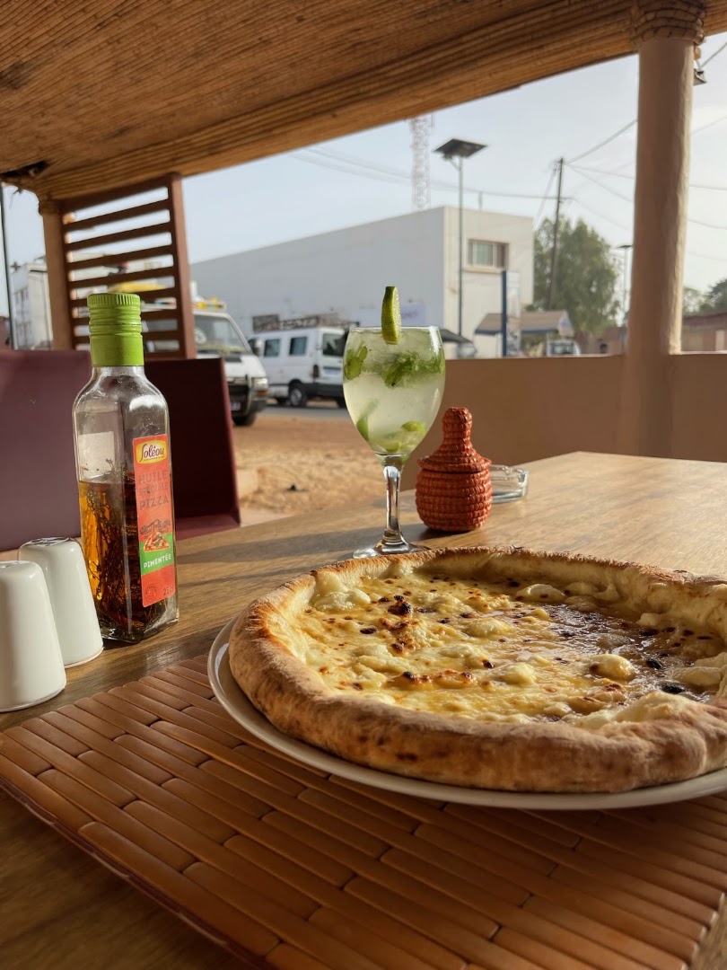 Yolo Pizza: appetizing food and drink presentation