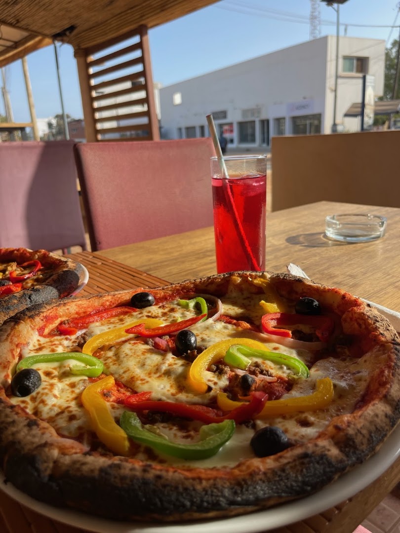 Yolo Pizza: appetizing food photo at venue