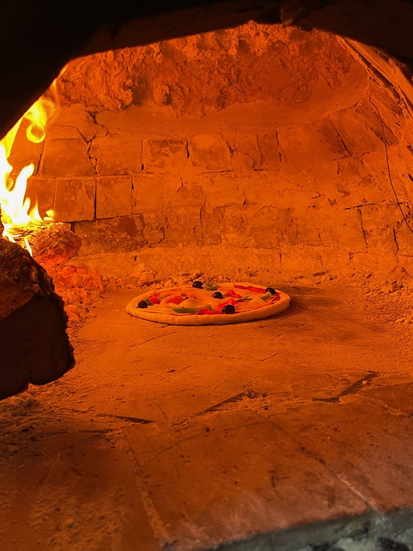 Yolo Pizza: appealing shot of pizza cooking