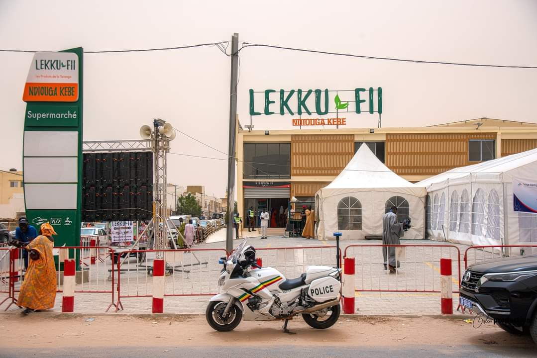 Lekku Fii: clear storefront view of shop