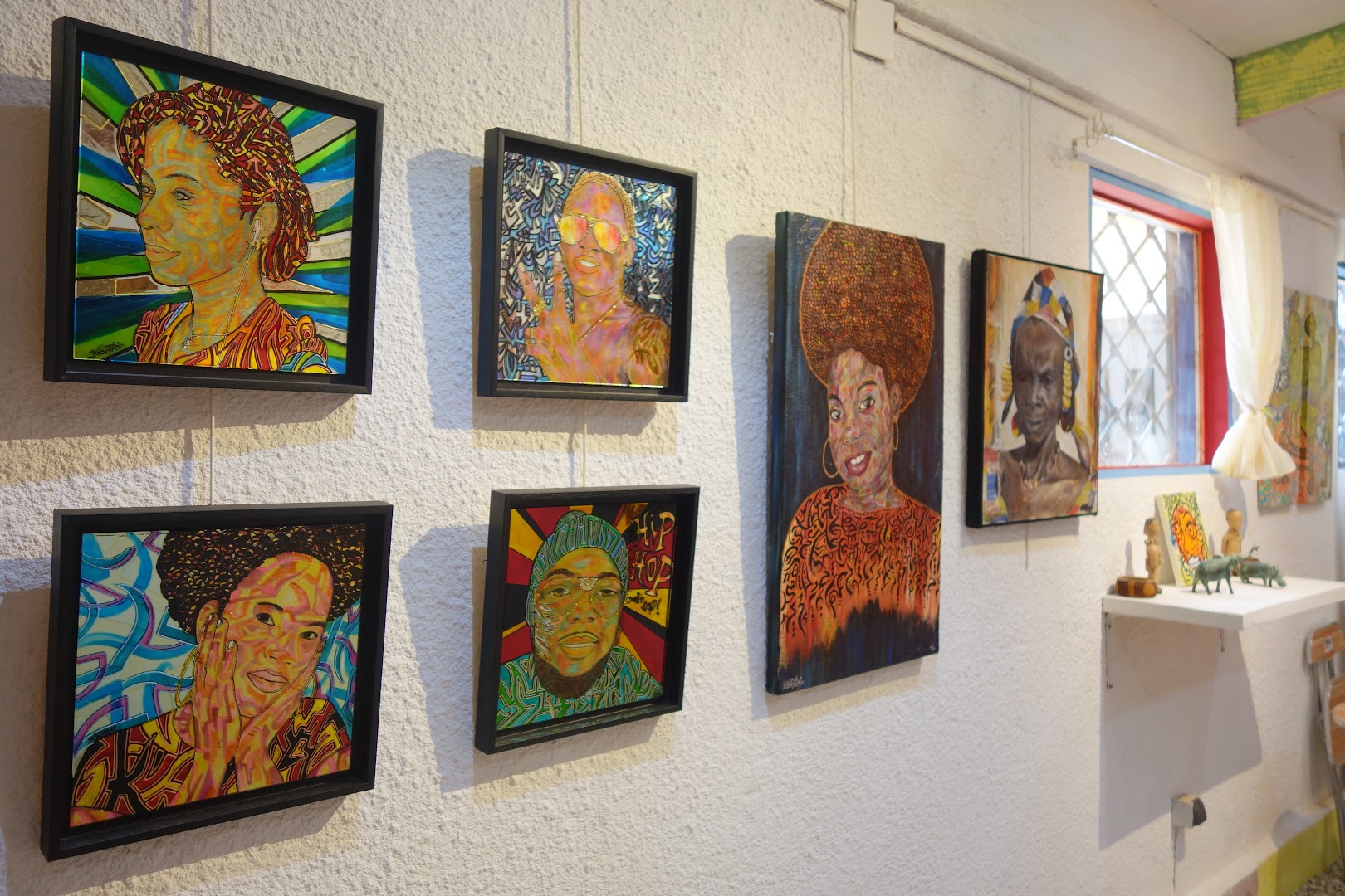 K'You Gallery: clear display of gallery artwork