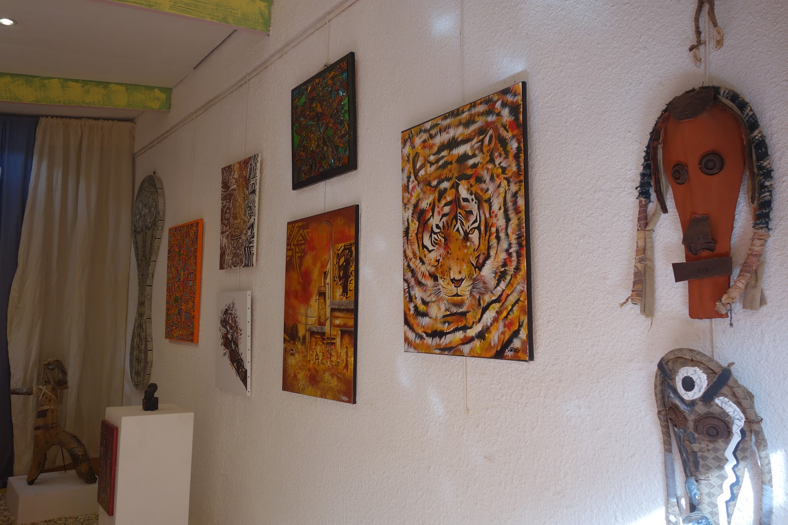 K'You Gallery: clear display of gallery collection