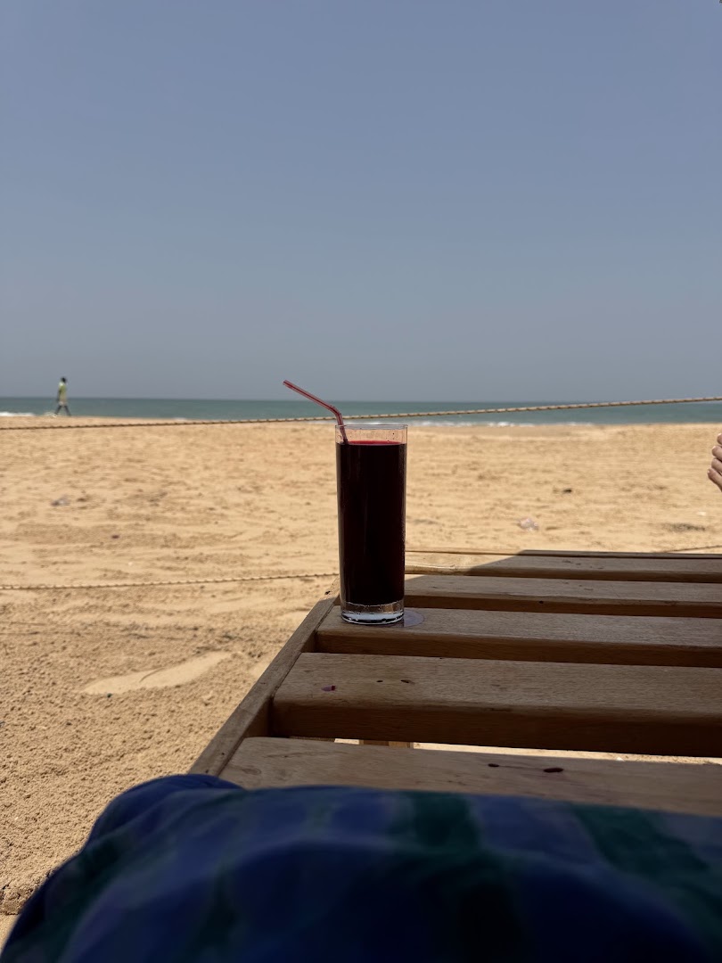 Le K'méléon: appealing drink at beach setting