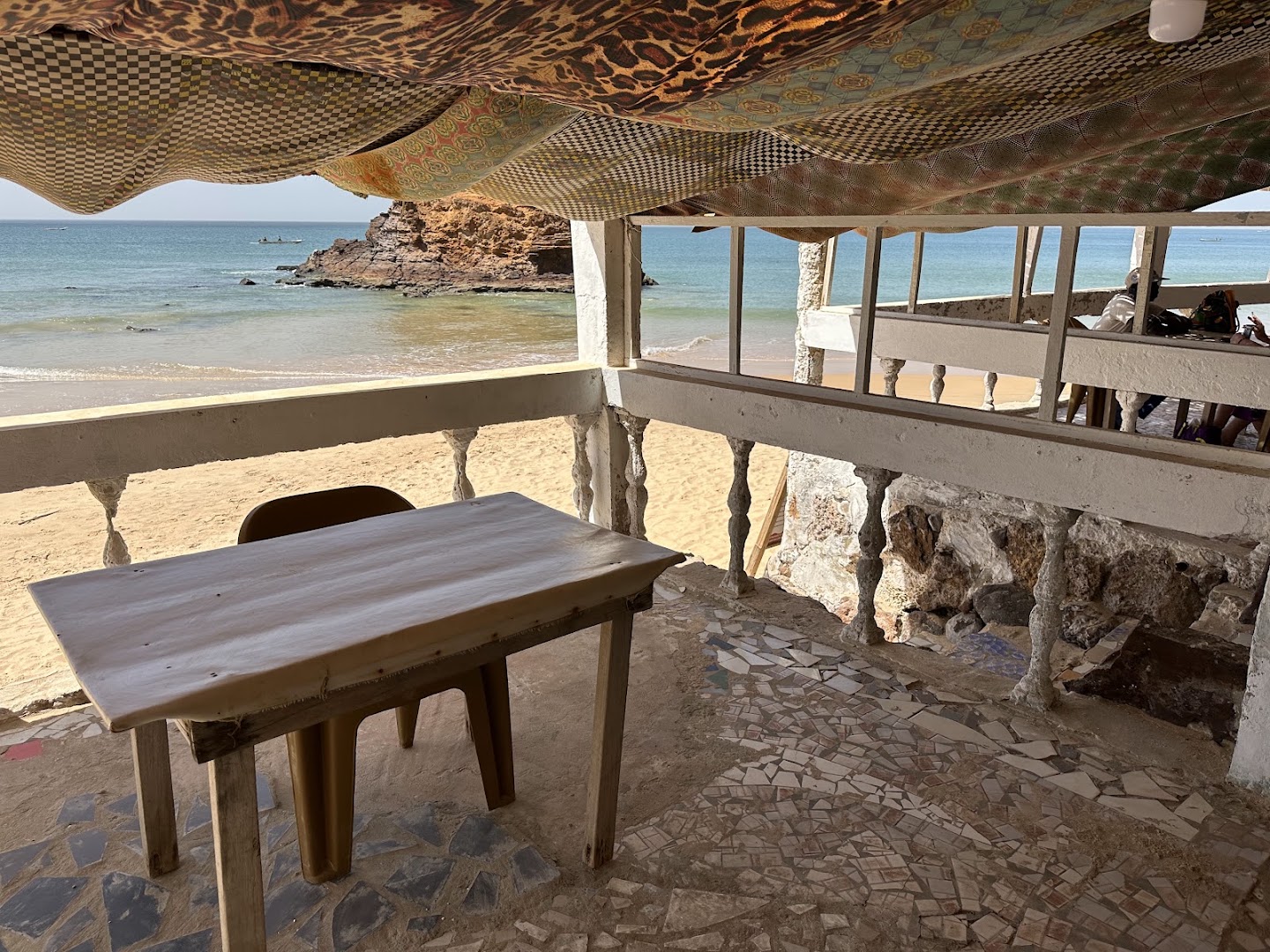 Le Rocher Chez Nabou: inviting beachside restaurant atmosphere