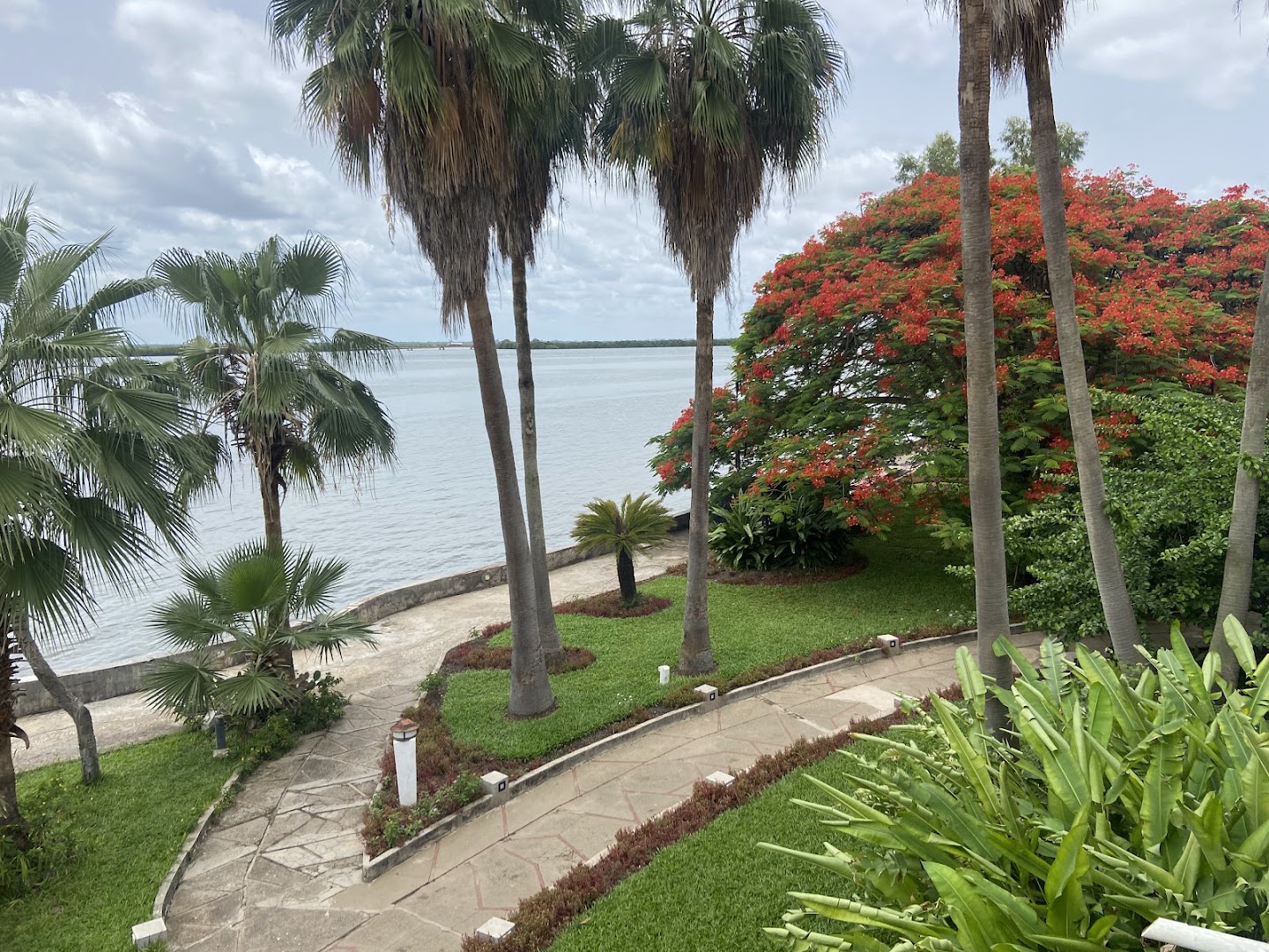 Hôtel Kadiandoumagne: beautiful scenic hotel grounds view