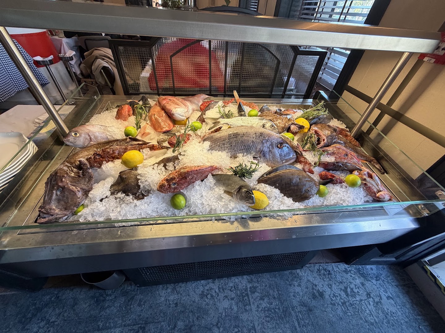 Malo Ribarsko Selo: appetizing fresh fish display