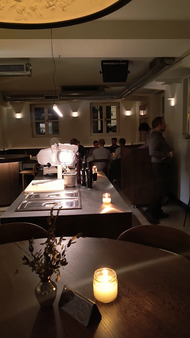 Omaja: atmospheric and professional interior shot