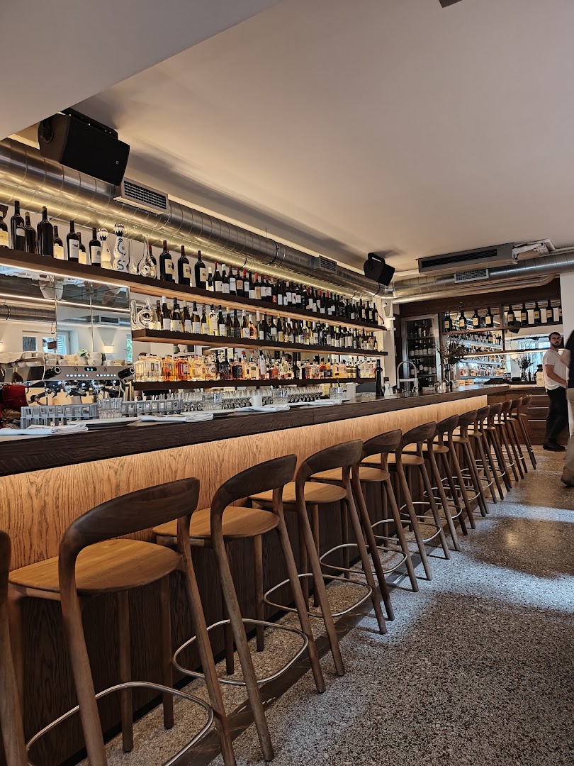 Omaja: high quality interior bar shot