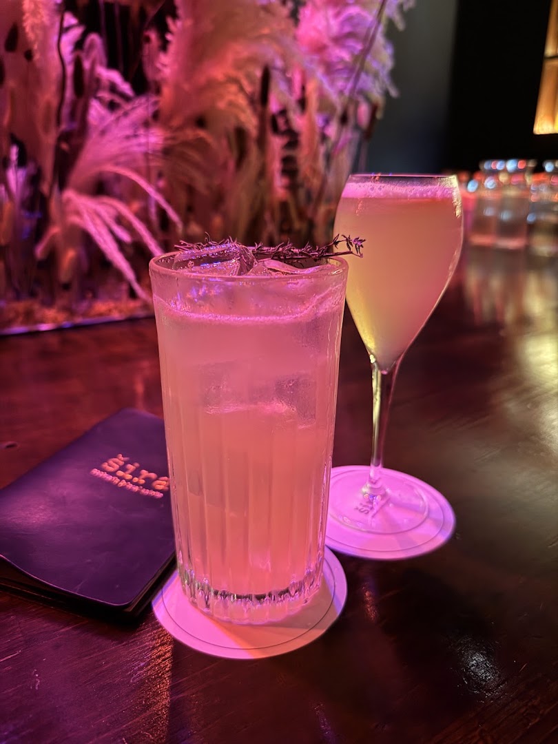 Šira: appealing photo of bar drinks