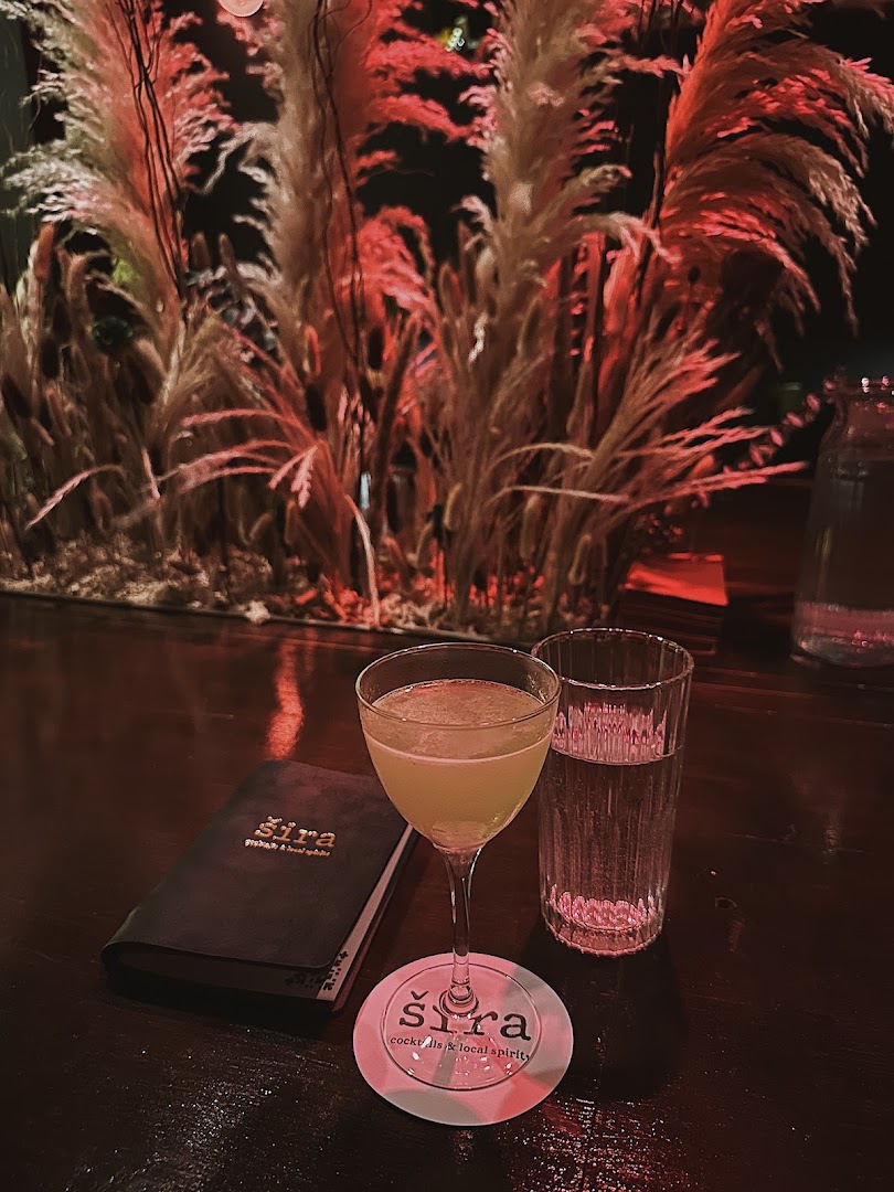 Šira: atmospheric shot of bar drinks