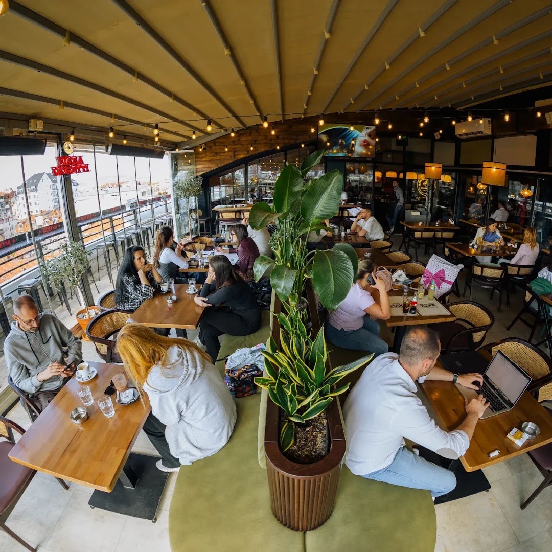 Komuna Gastro Bar: inviting atmosphere and interior