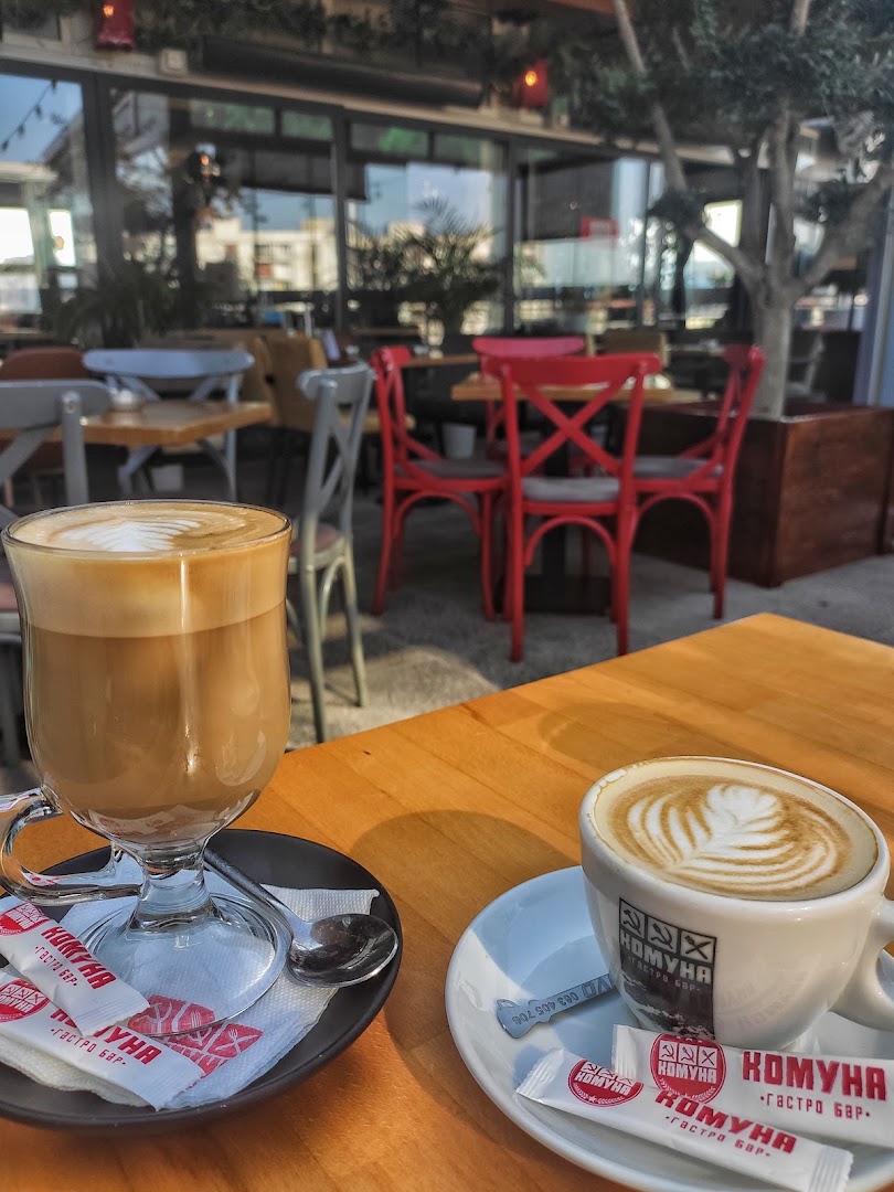 Komuna Gastro Bar: appealing shot of coffee drinks