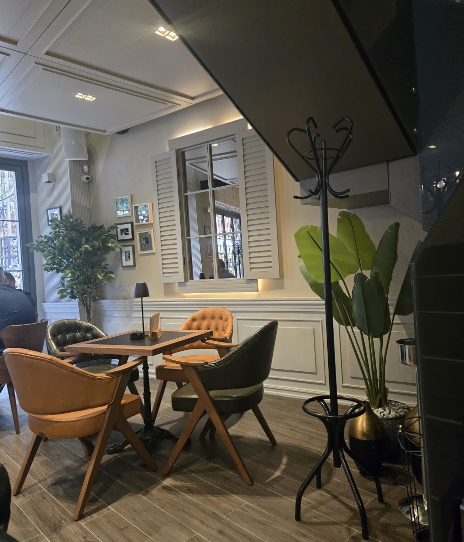 LeBistro: inviting and professional interior shot