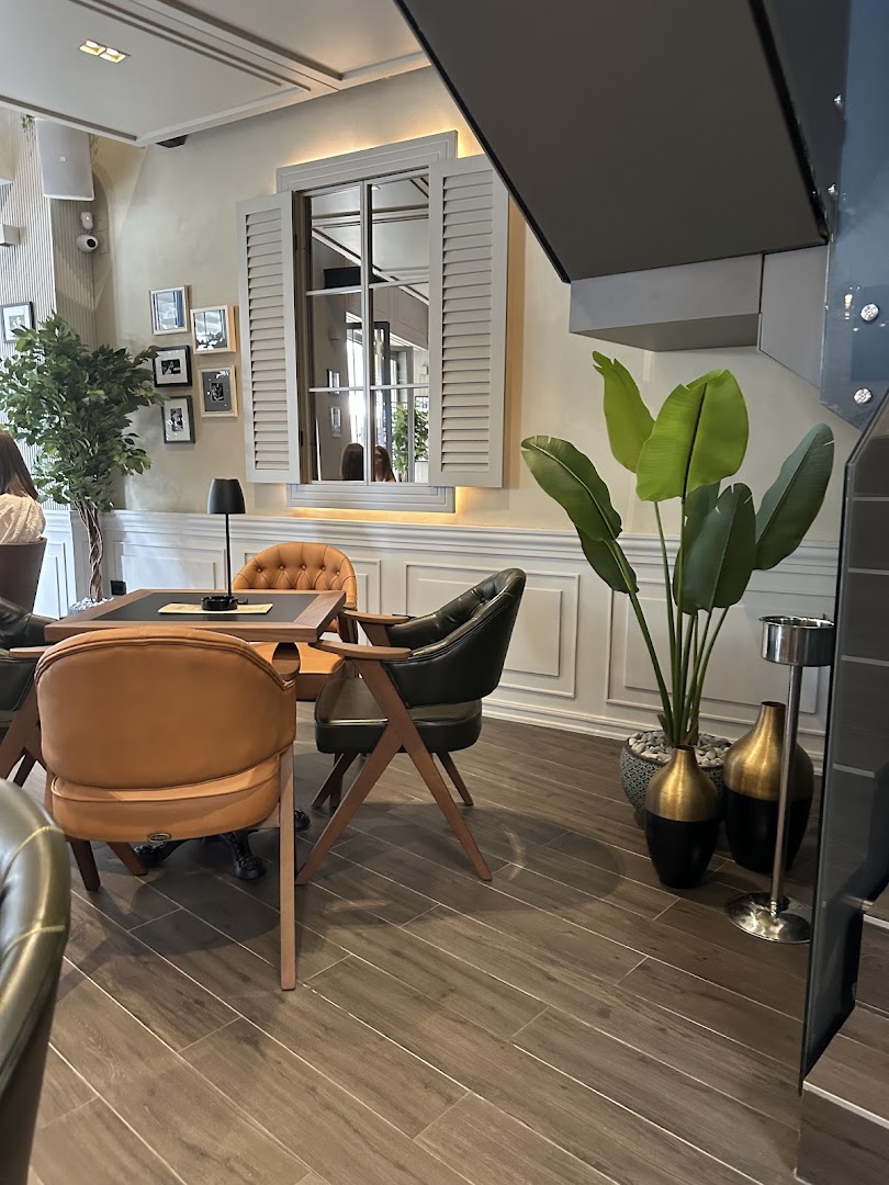 LeBistro: inviting restaurant interior atmosphere