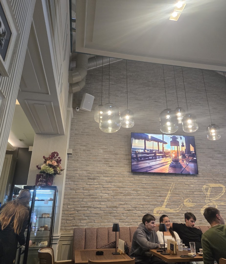 LeBistro: restaurant interior and atmosphere