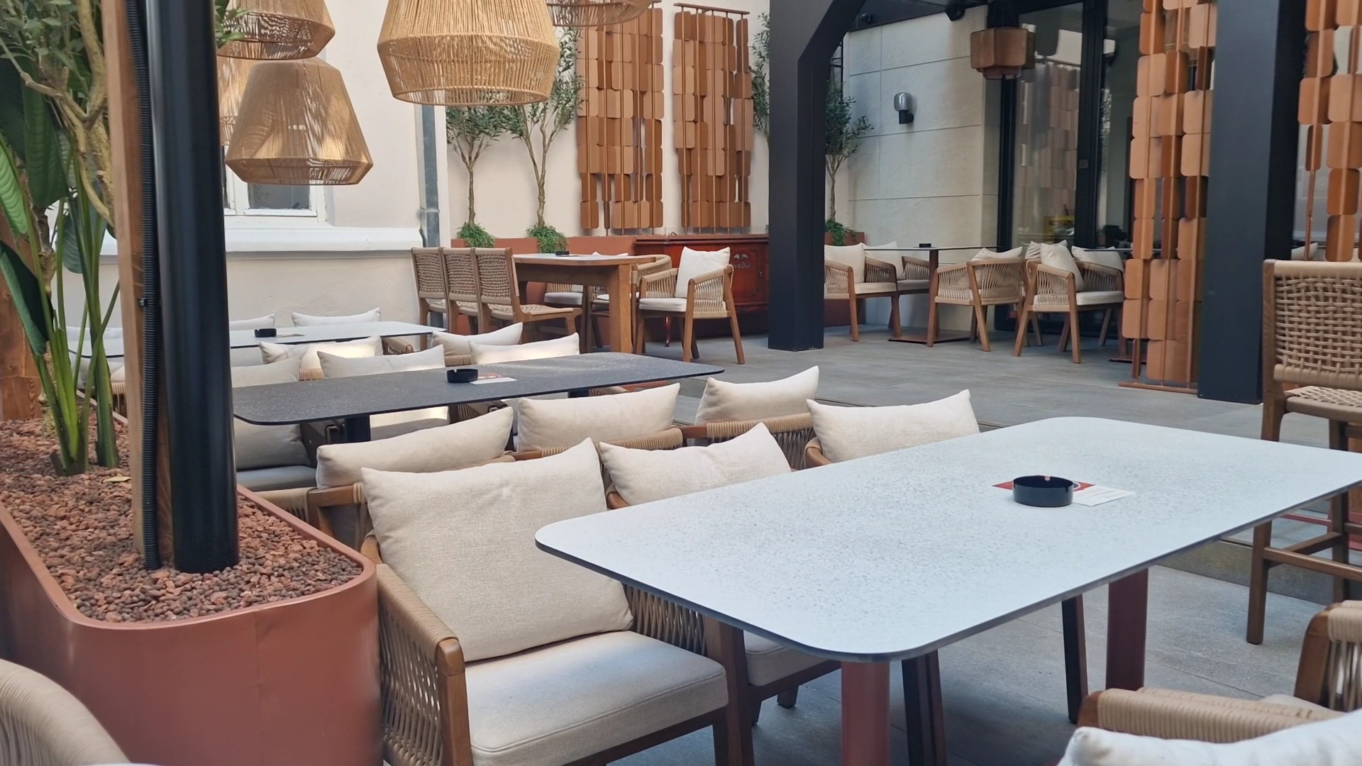 Maša Bistro Bar: attractive, clear restaurant interior photo