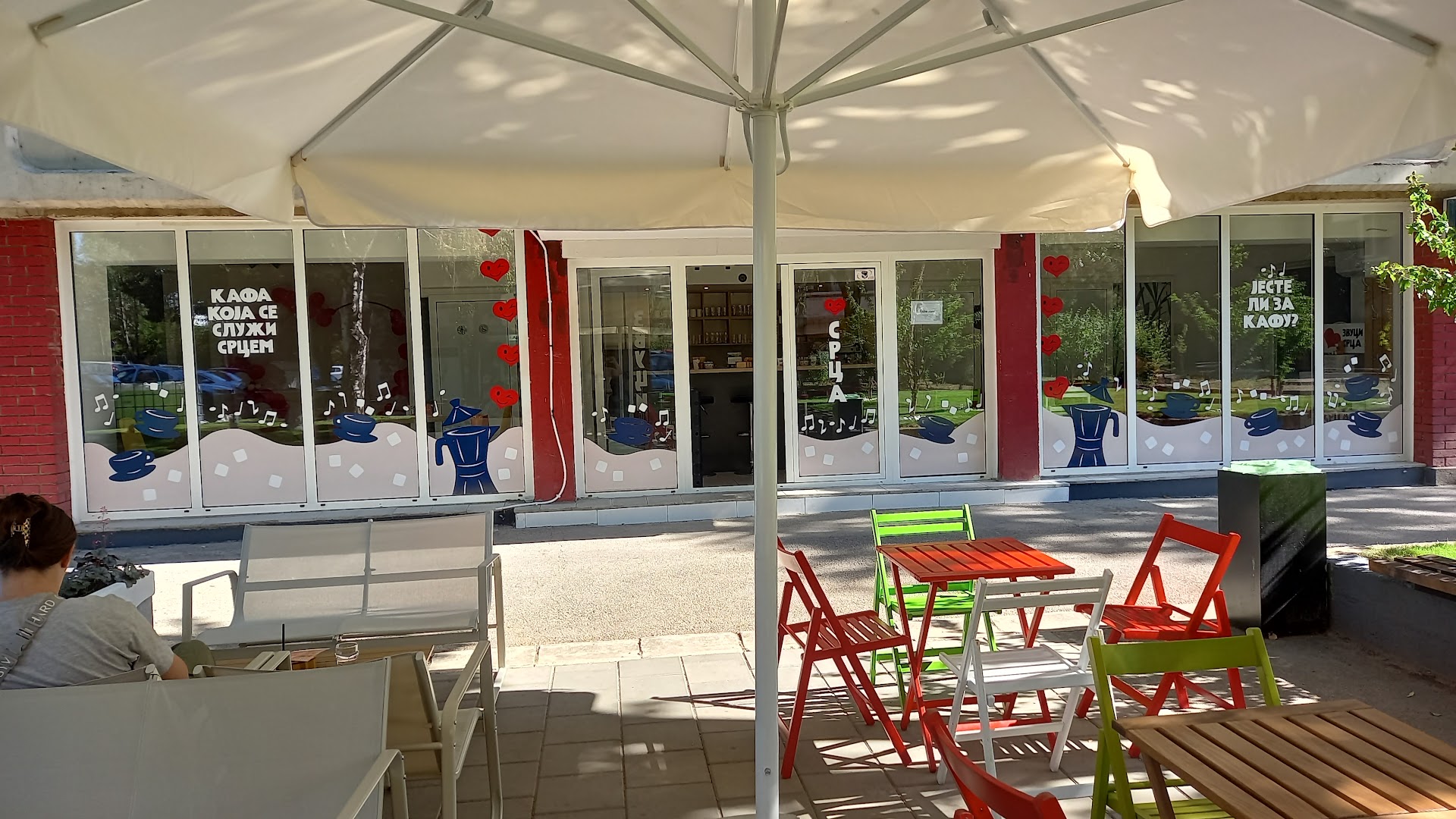 Zvuci Srca: inviting terrace and venue exterior