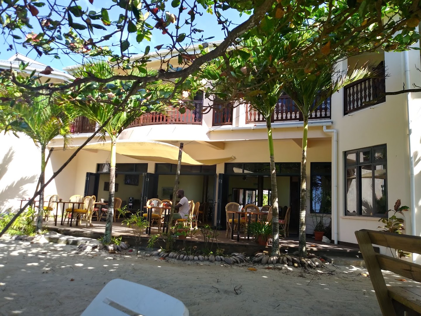 Les Dauphins Heureux Cafe Restaurant: clear view of restaurant terrace