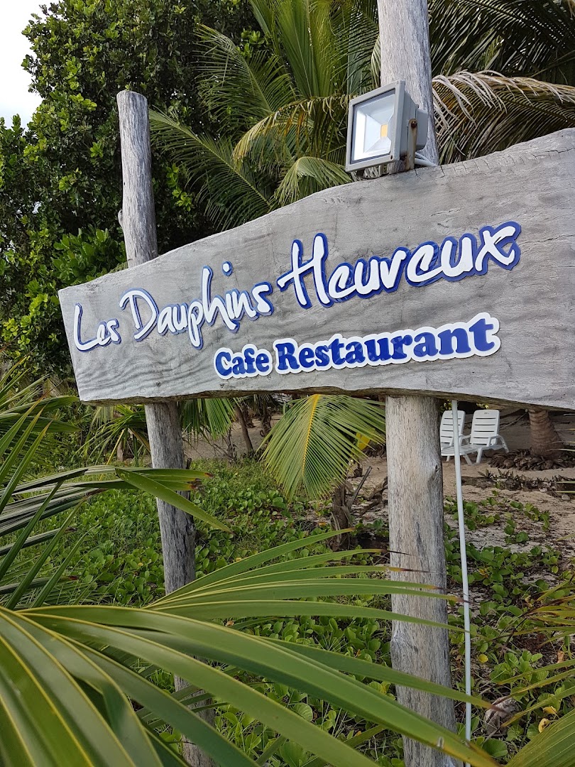 Les Dauphins Heureux Cafe Restaurant: clear signage identifies the venue