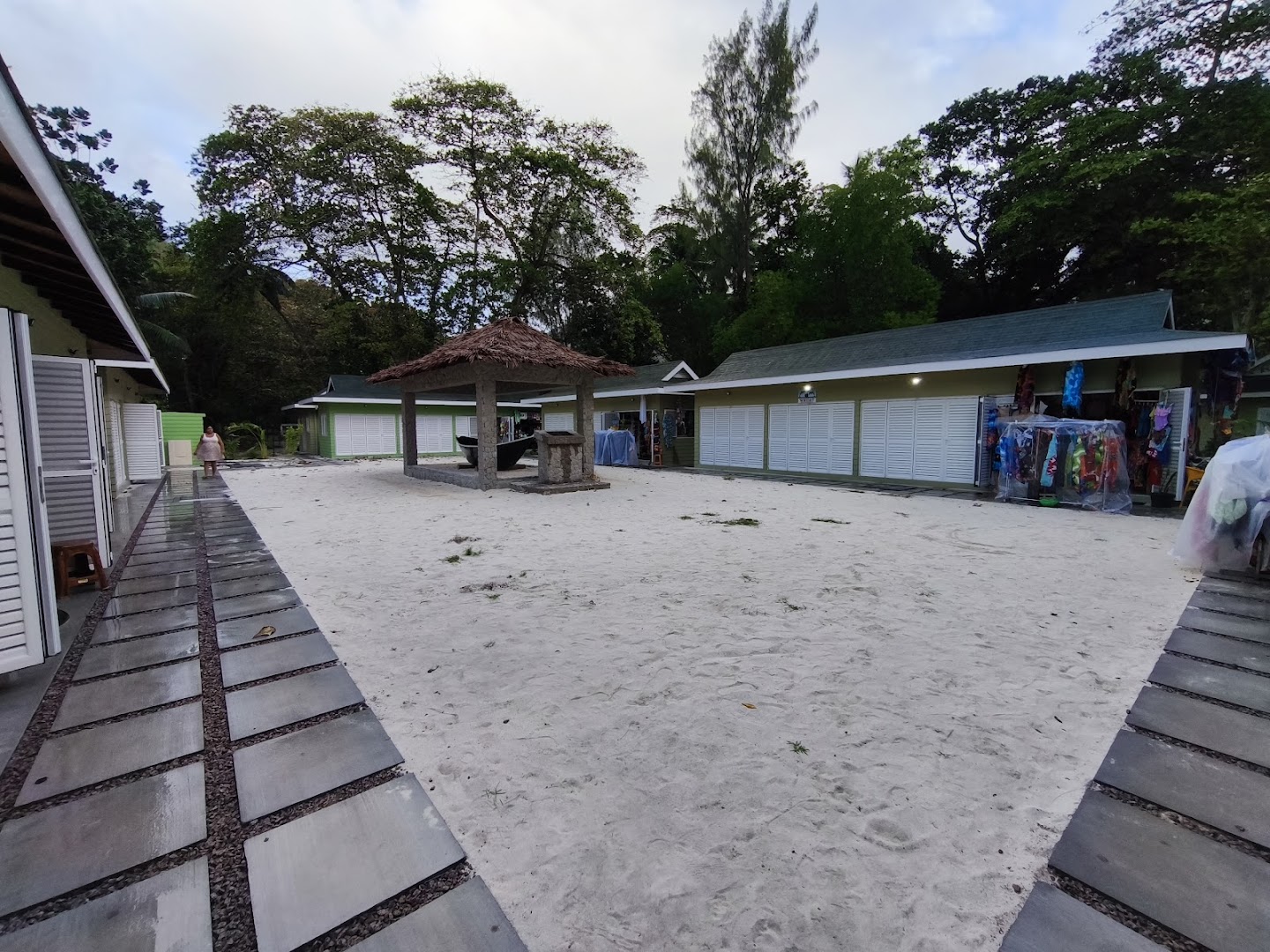 Beau Vallon Beach Bazaar: clear view of shop exterior