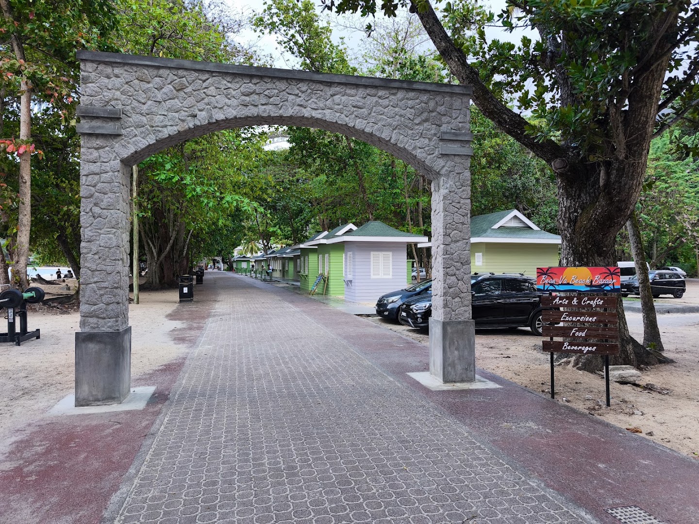 Beau Vallon Beach Bazaar: clear view of shop entrance