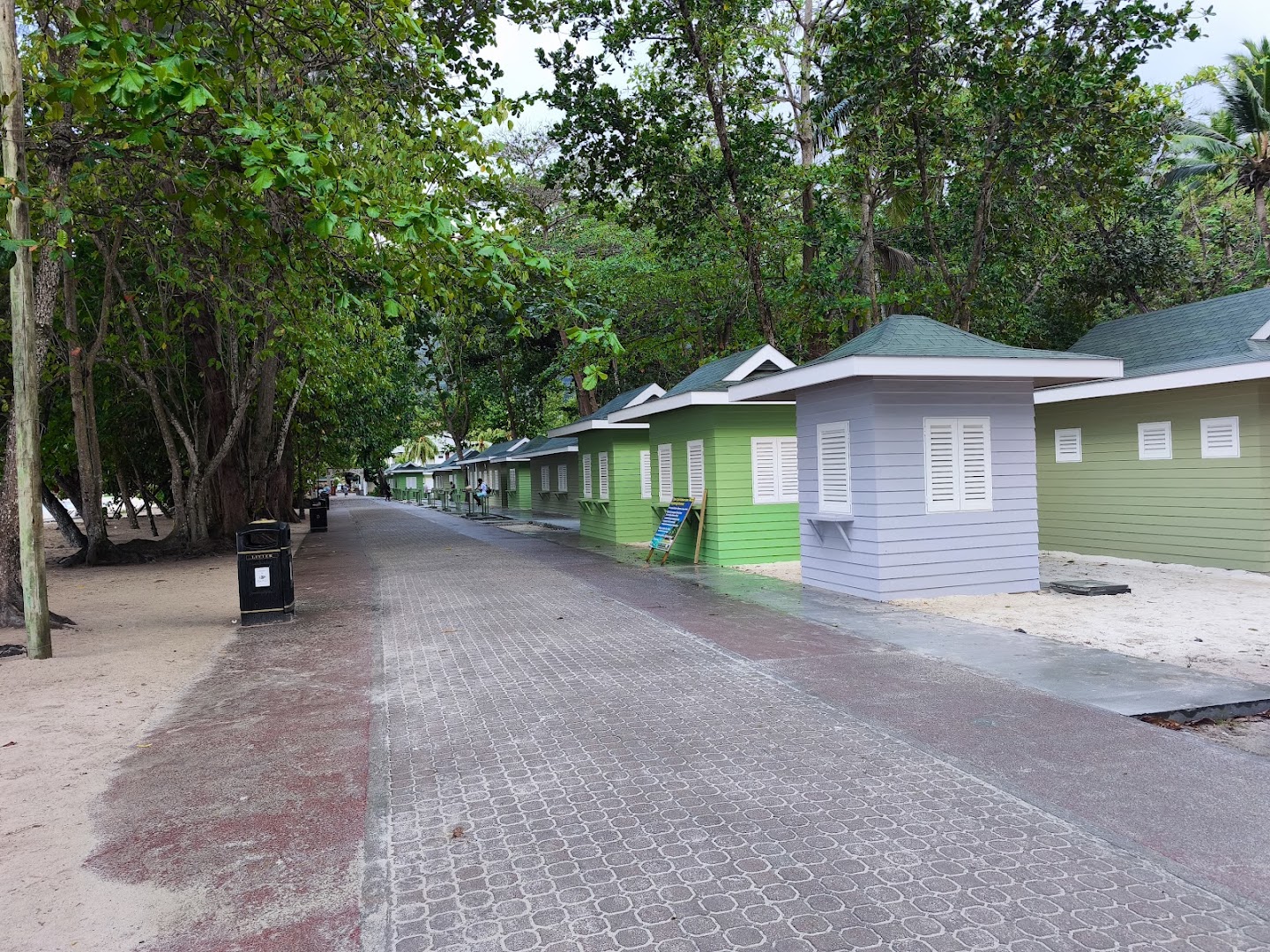 Beau Vallon Beach Bazaar: clear view of shop stalls