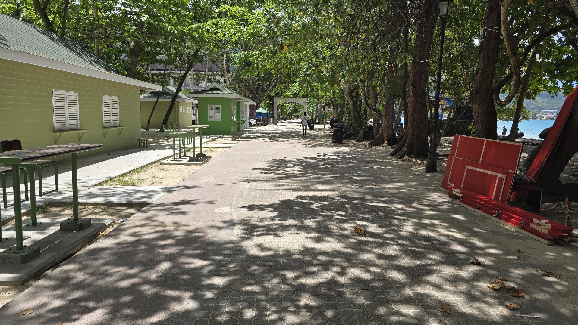 Beau Vallon Beach Bazaar: shop's exterior setting