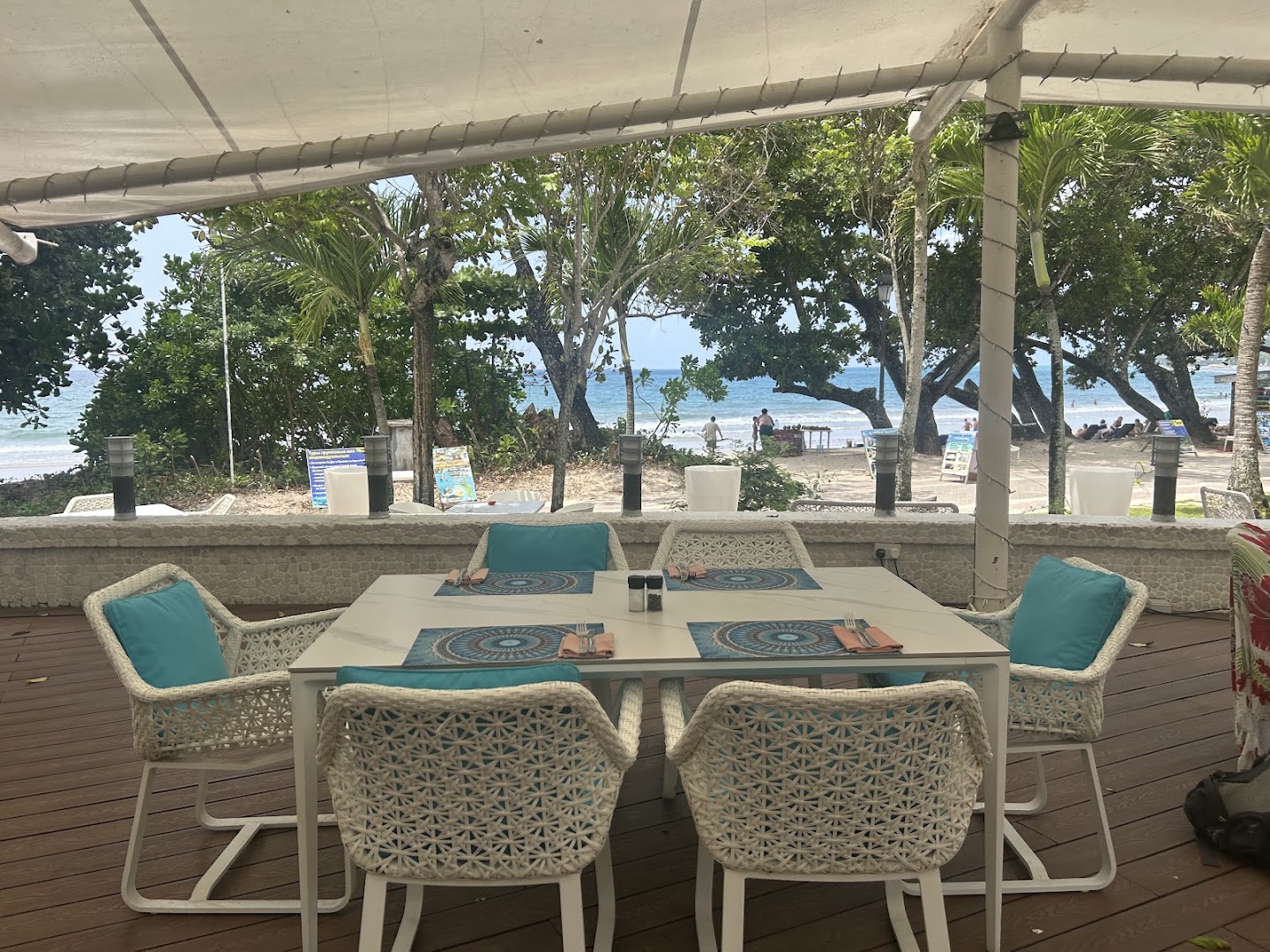 Gecko Bar: inviting terrace with ocean view