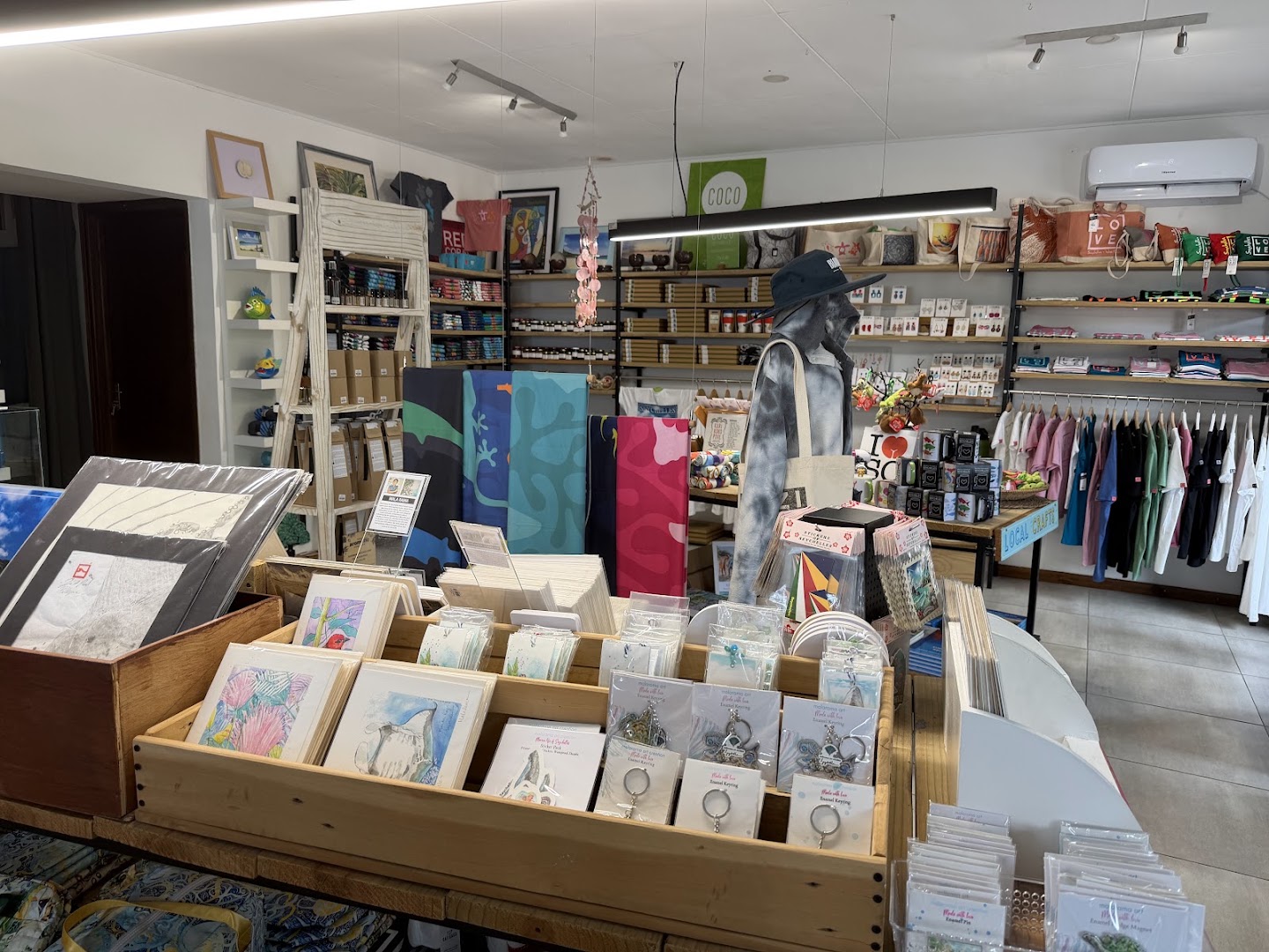 Island Gallery Seychelles: clear display of gallery products