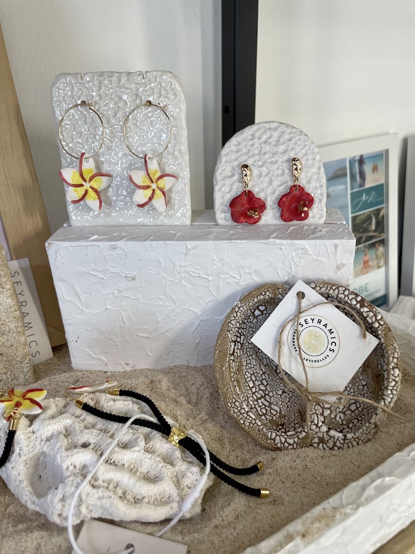 Koral Souvenir Boutique: clear display of shop products