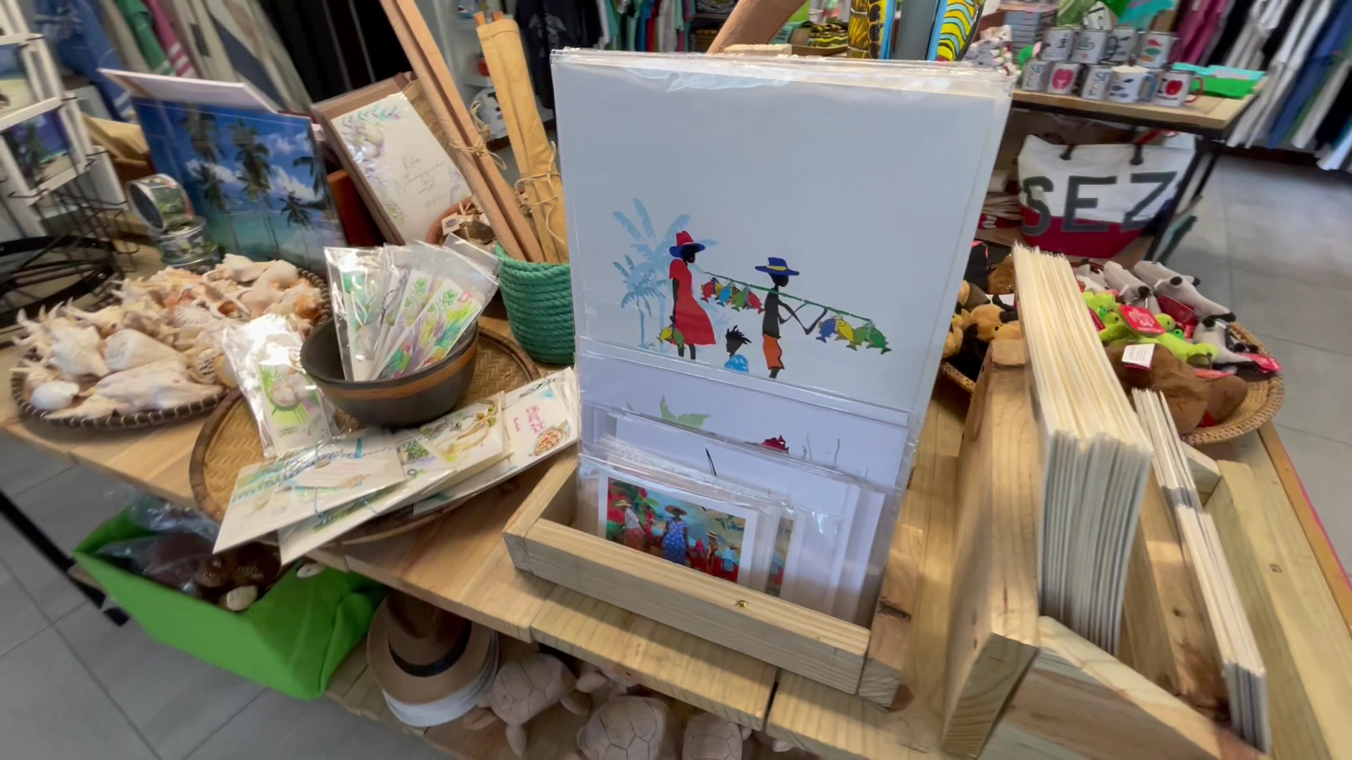 Koral Souvenir Boutique: clear display of shop products