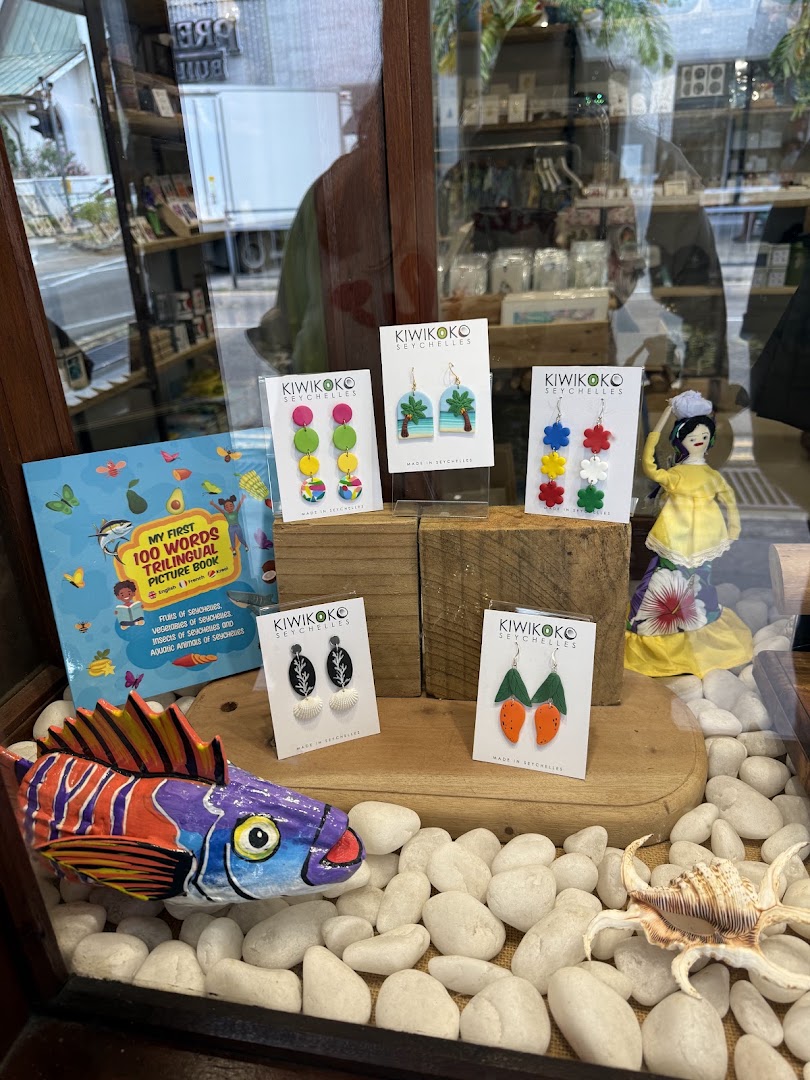 Koral Souvenir Boutique: clear display of shop products