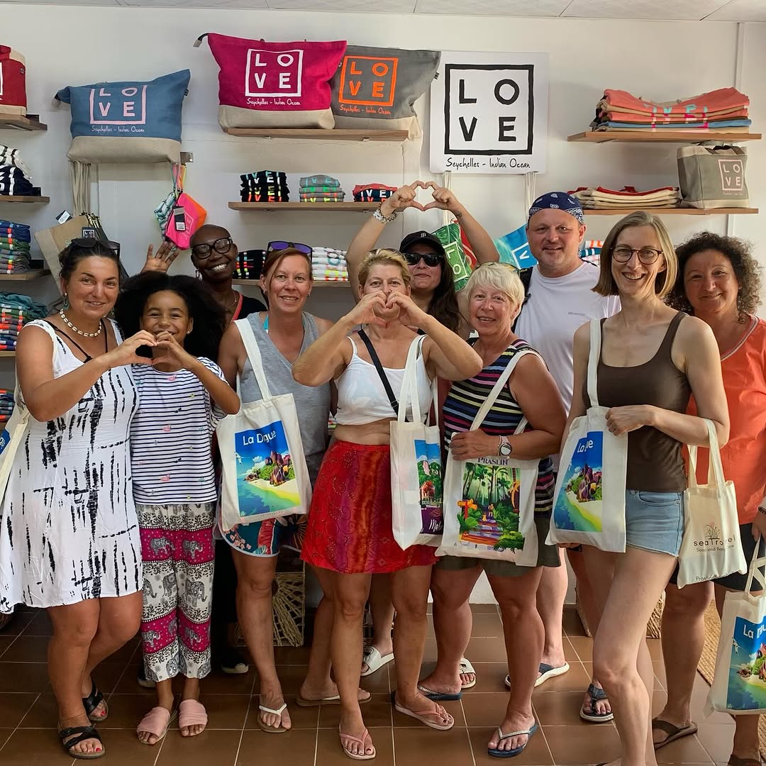 Bois Flotté Boutique & Souvenir: happy customers in the shop