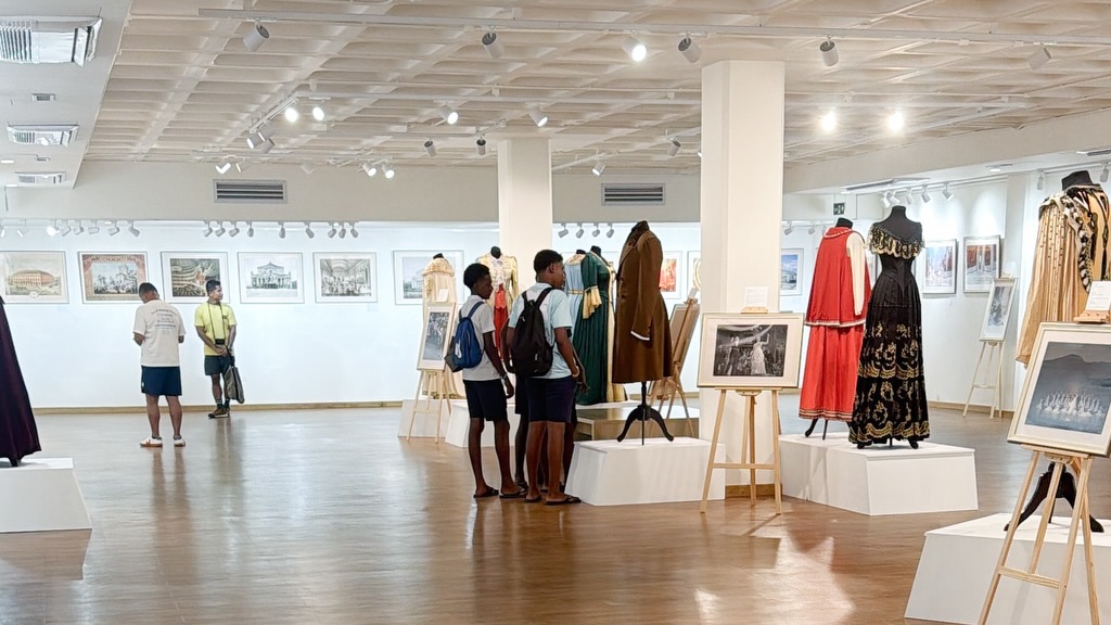 National Gallery: clear view of gallery exhibition