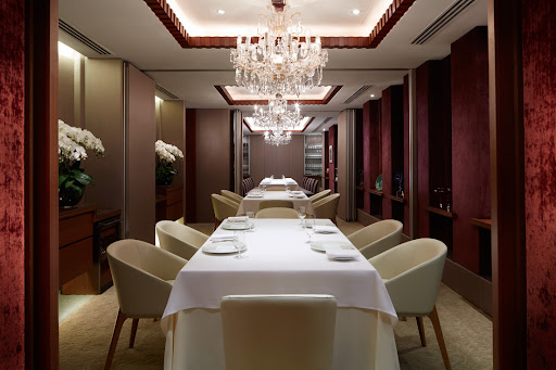 Les Amis: elegant and professional interior shot
