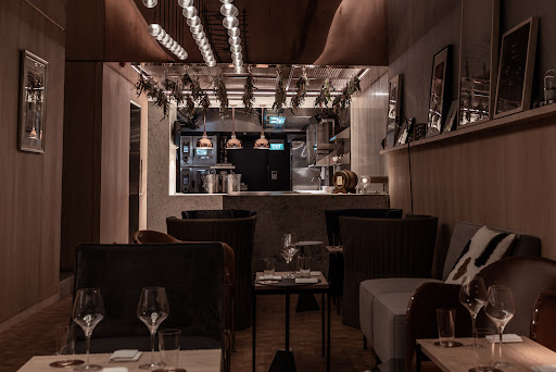 Zén: professional interior shot of restaurant