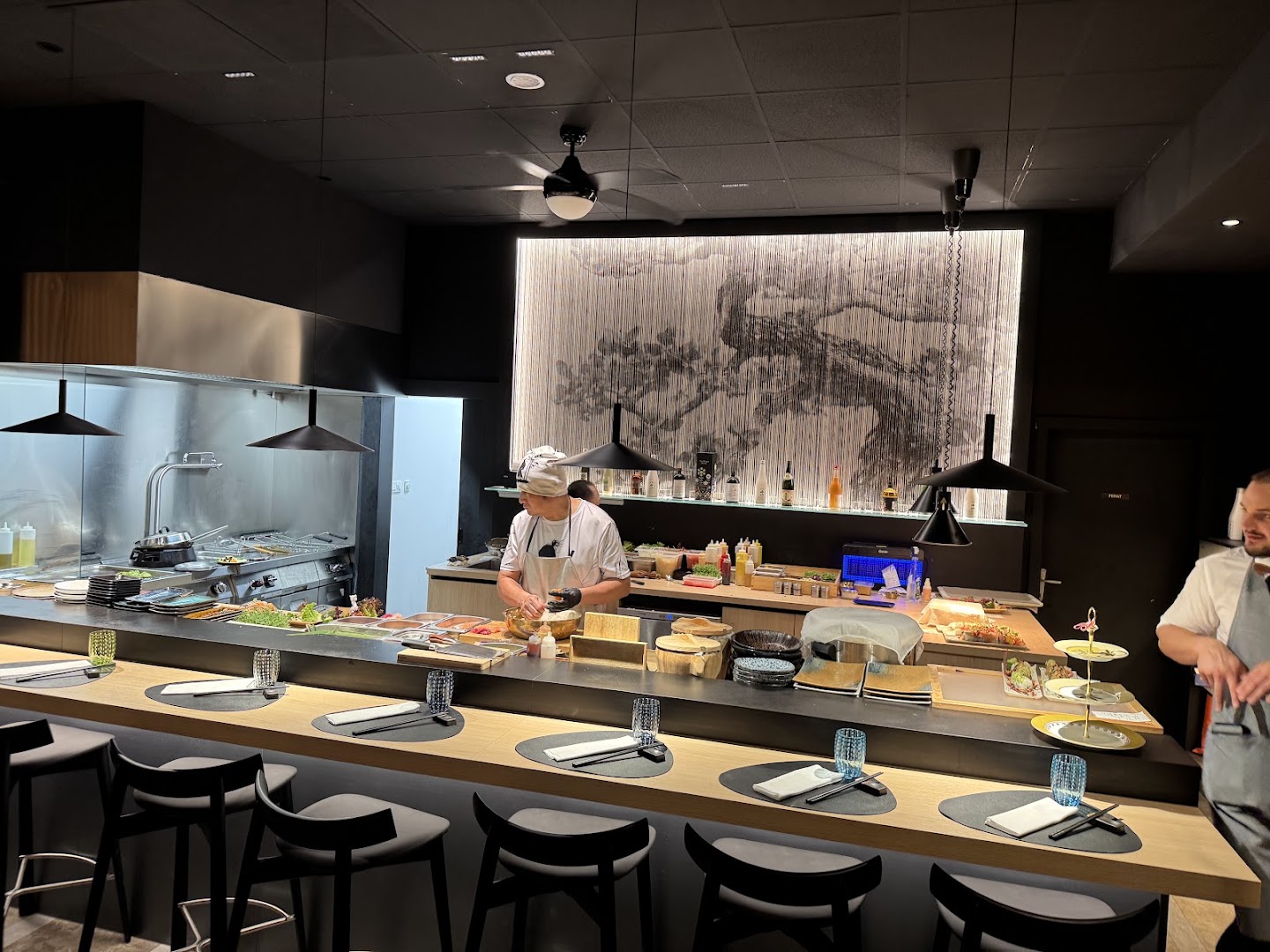 Arroi: professional shot of restaurant interior