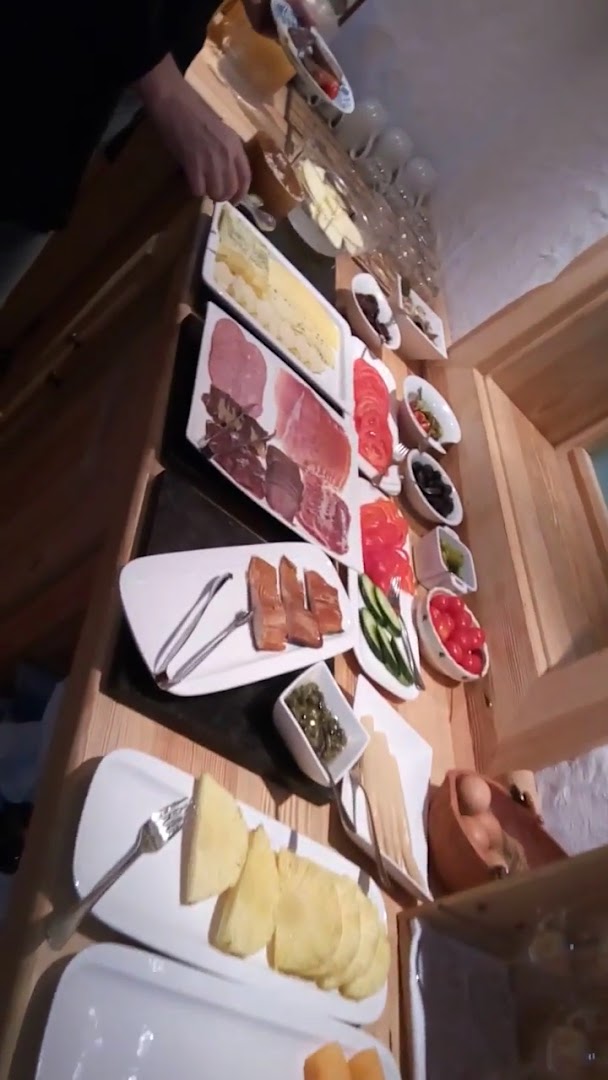 Finefood Penzion Berc: appetizing breakfast buffet display