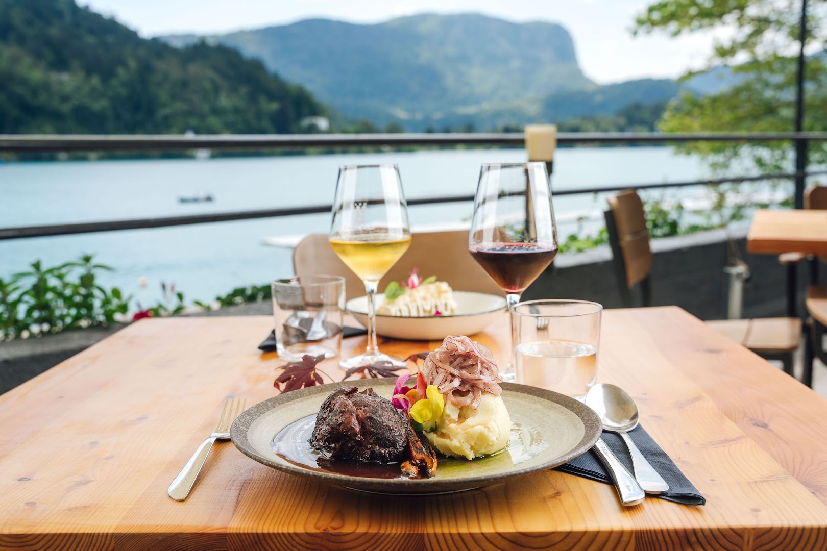 Grajska Plaža: appealing food and scenic view