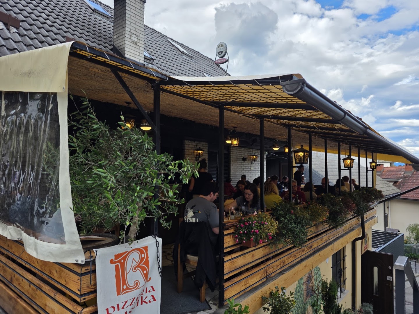 Pizzeria Rustika: inviting atmosphere of restaurant terrace