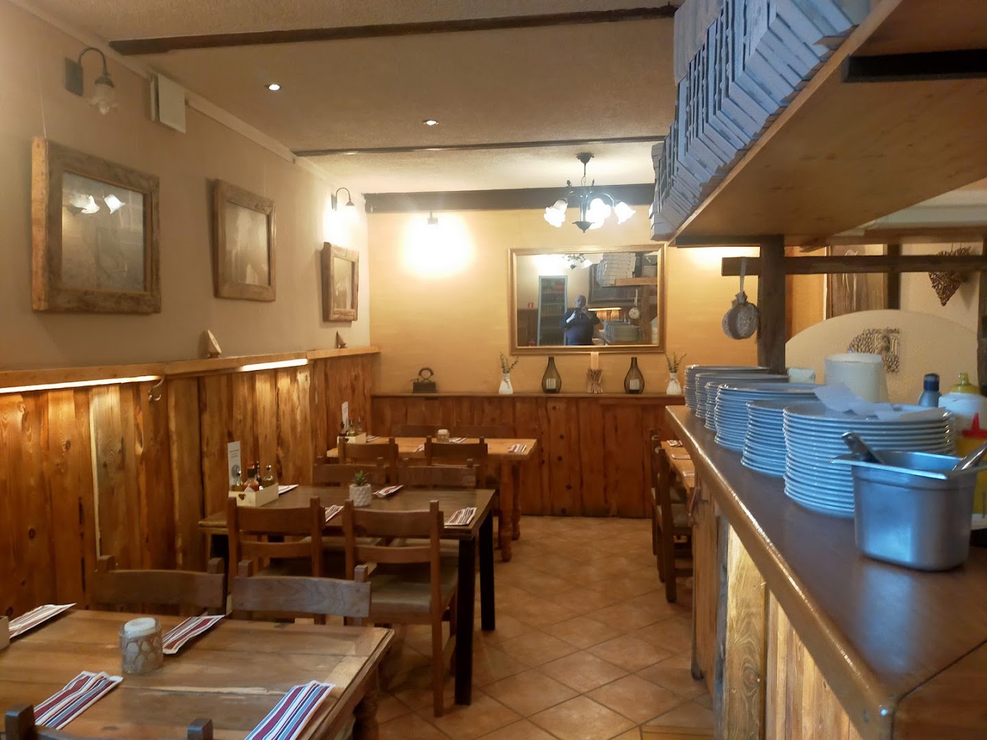 Pizzeria Rustika: clear, inviting restaurant interior shot