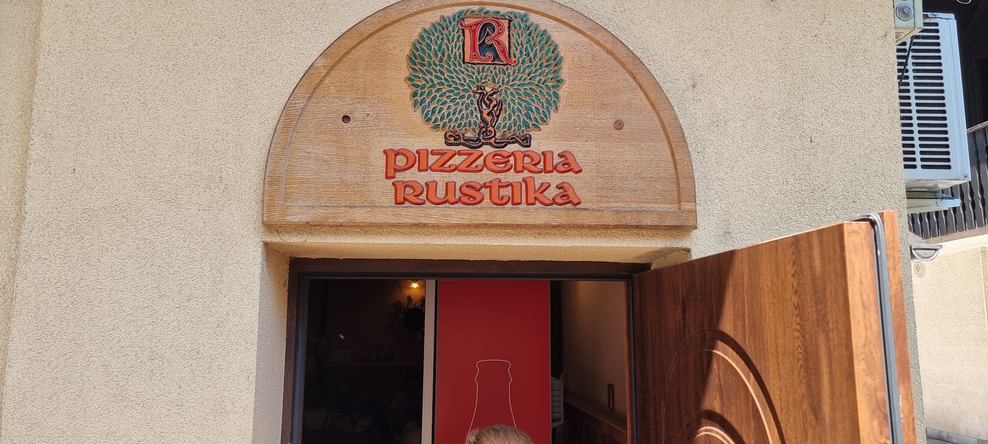 Pizzeria Rustika: clear photo of restaurant entrance