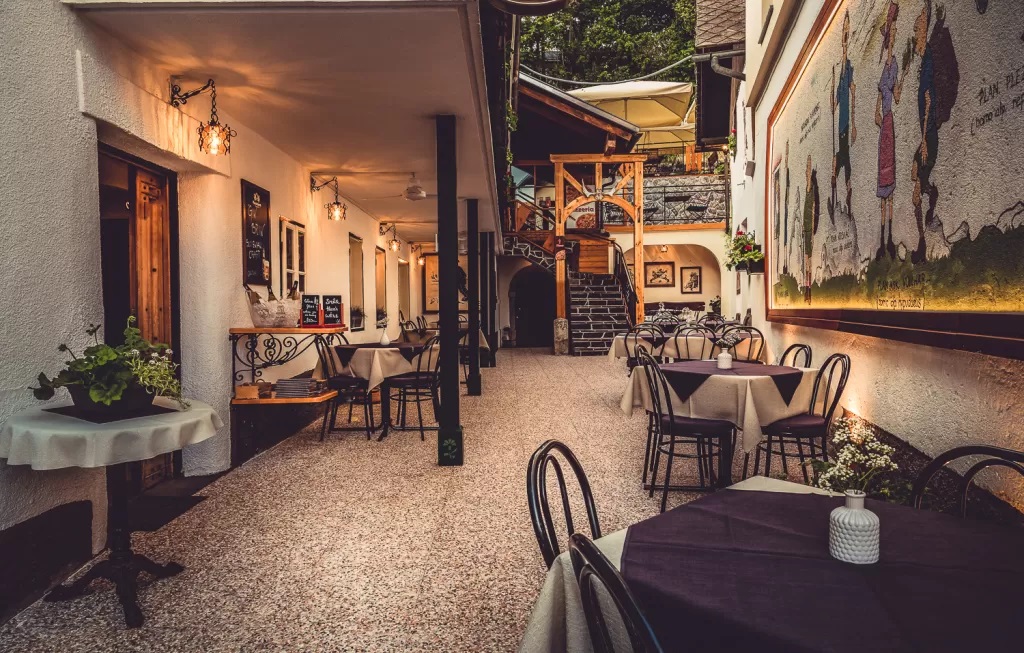 Gostilna Pri Planincu: inviting and professional restaurant terrace