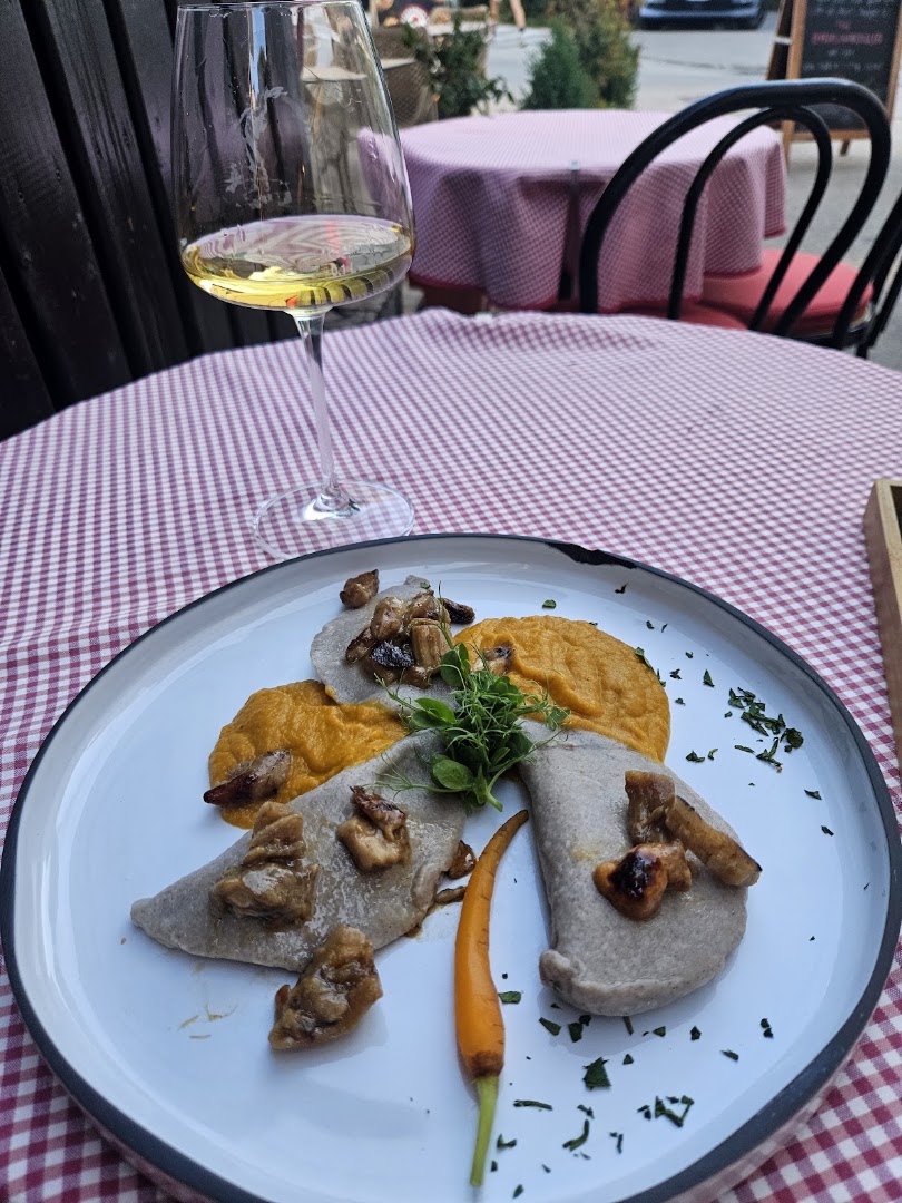 Gostilna Pri Planincu: appetizing food and drink presentation