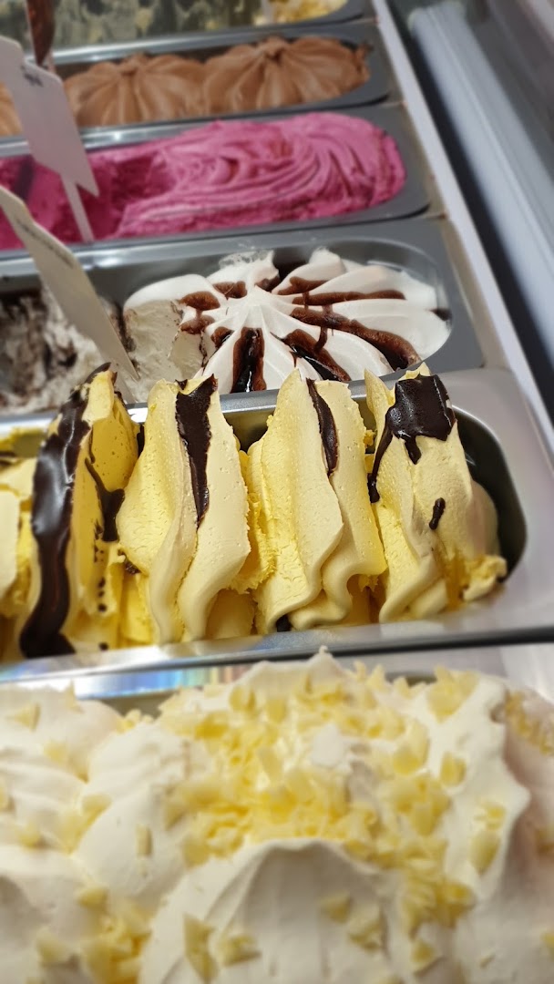 Slaščičarna Šmon: appetizing display of ice cream