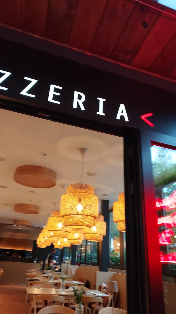 Špica: inviting view of restaurant interior