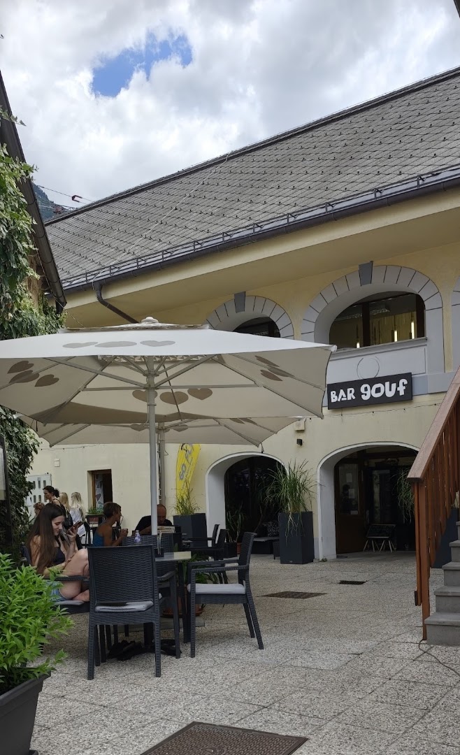 Bar Gouf: clear, inviting view of terrace