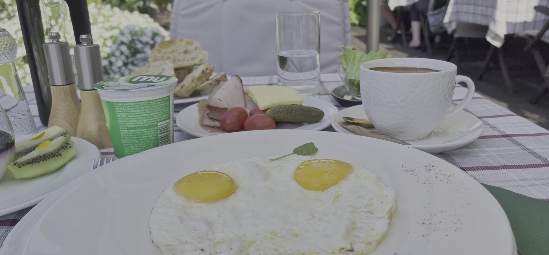 Dobra vila: appetizing breakfast spread shown clearly