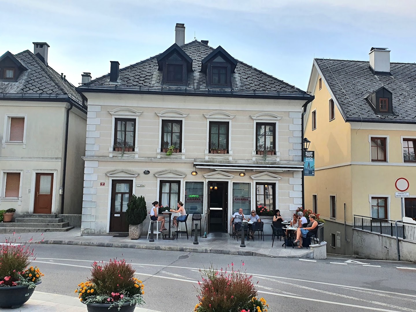 Kavarna 1920: clear exterior shot of venue