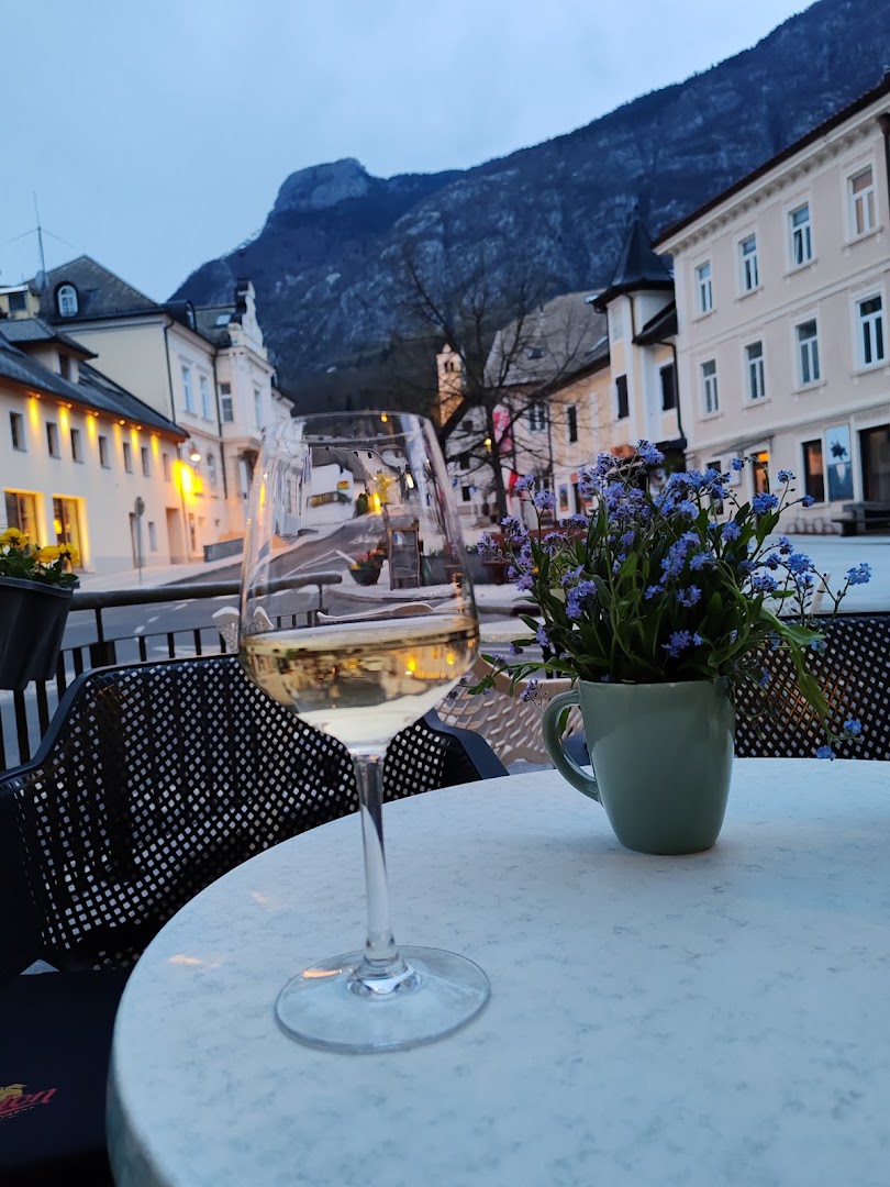 Kavarna 1920: inviting atmosphere and quality composition